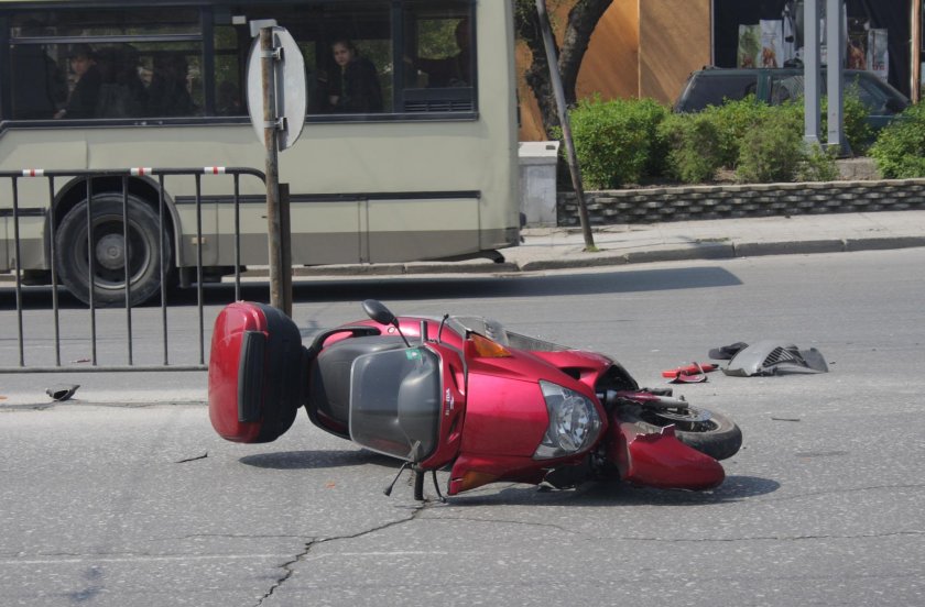 Мотопедист загина при катастрофа в късния следобед в Русе. Това