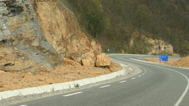 Пътни инциденти затрудняват движението по Прохода на Републиката