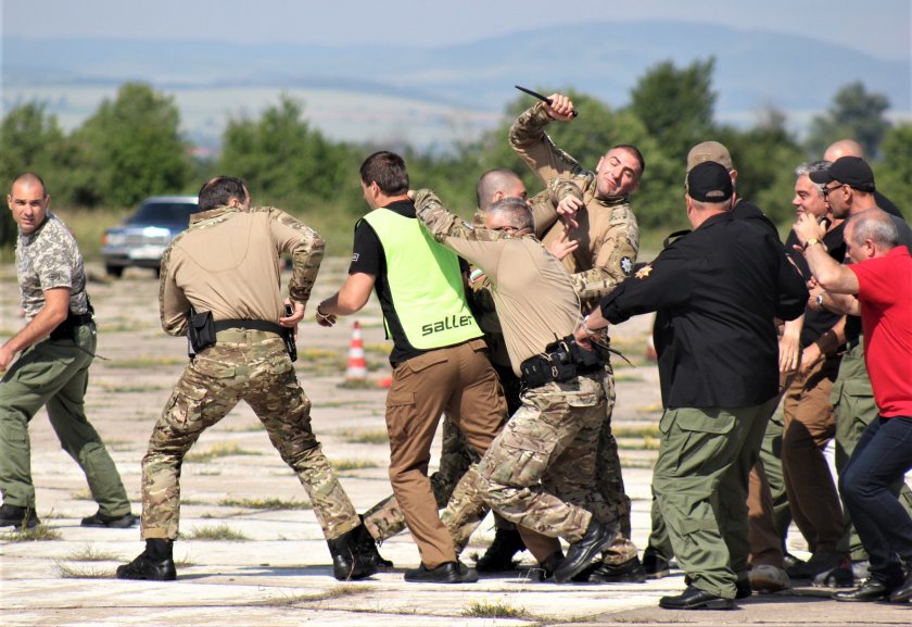 Двама служители на Националната служба за охрана (НСО) са били