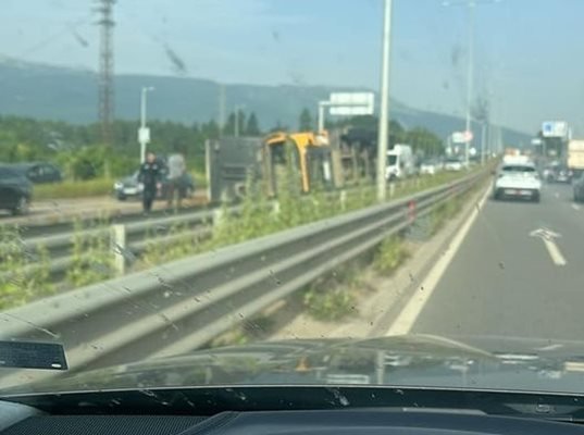 Тапа и в двете посоки на Околовръстното при "Младост"