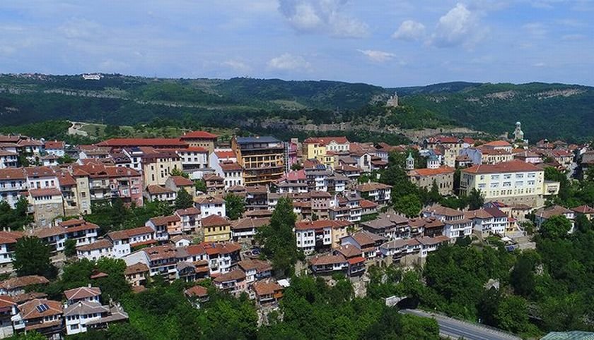 Психично болен мъж обикаля Велико Търново и напада хора