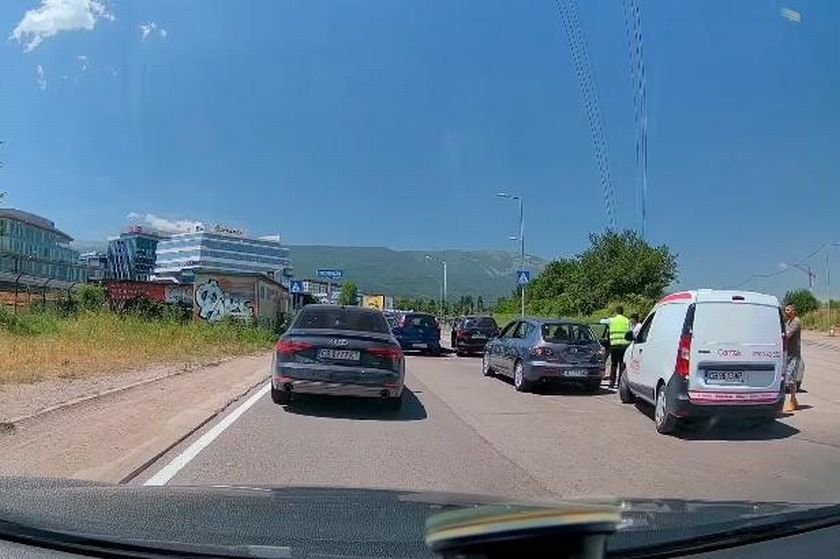 Катастрофа с 4 коли на бул. Ал. Малинов преди Околовръстното в София (СНИМКА)