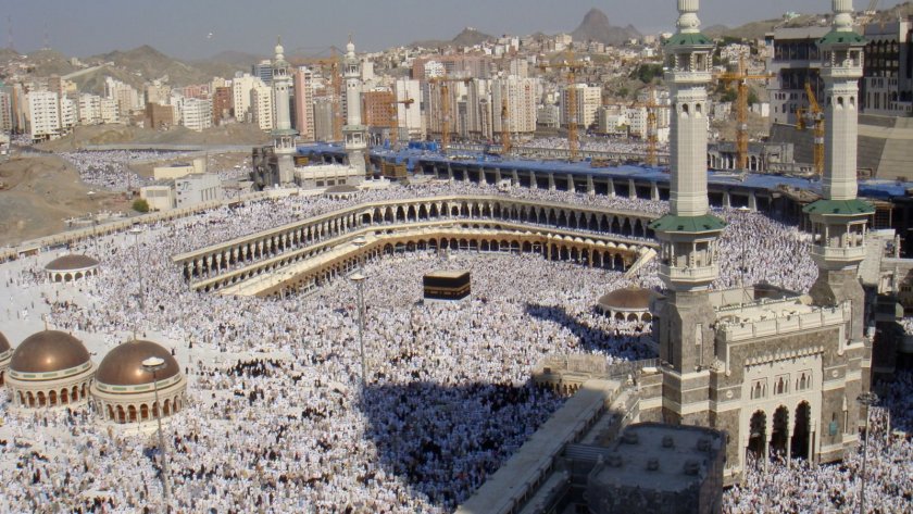 Десетки смъртни случая от жегите на поклонението в Мека
