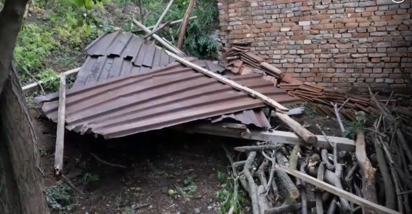 Торнадо отнесе покриви и изкорени дървета в Силистренско