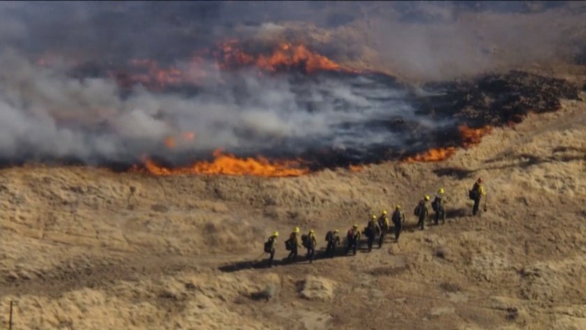 1000 души бяха евакуирани заради горски пожар в близост до Лос Анджелис