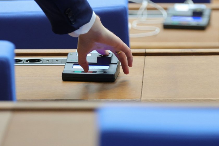 Интересно е какво е в главата на Слави Трифонов. Дали,