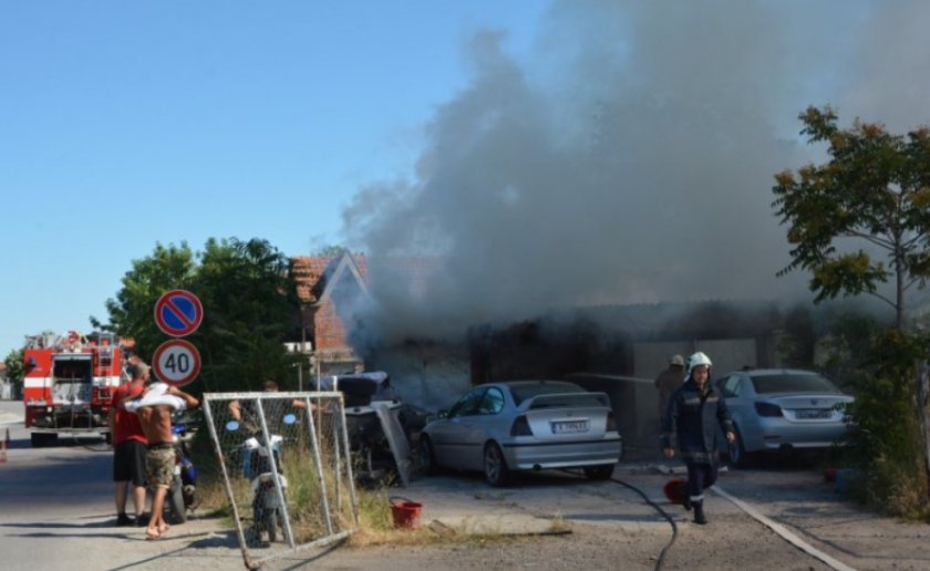 Пожар избухна в автосервиз в Хасково