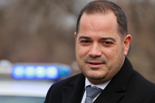 Сред първите, подали заявление за нова лична карта, бе вътрешният