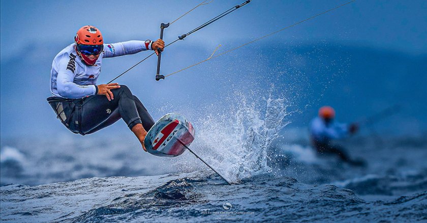 Състезателят по фойлбординг Джей Джей Райс, който трябваше да представя