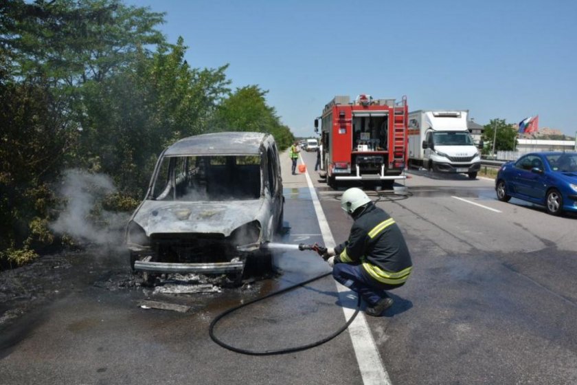 Кола изгоря в движение на пътя Димитровград - Хасково