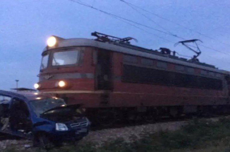 Влакът Варна - Русе удари джип, излизащ от селски път