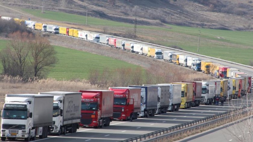300 камиона "арестувани" на турската граница заради глоби