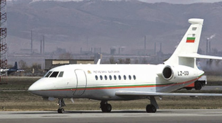 Извънредно: Самолетът на Борисов спука гума