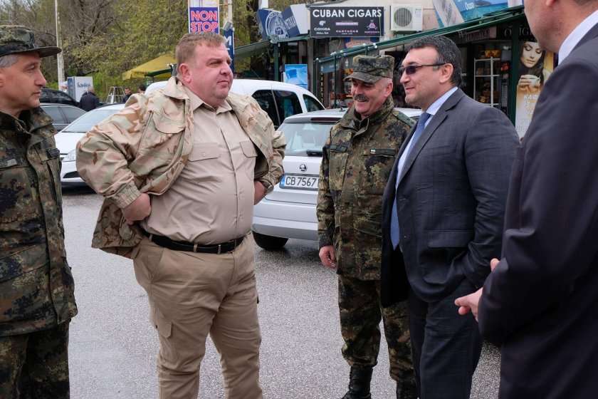 Каракачанов: На границата всичко е спокойно, 300 военни реагират при тревога 