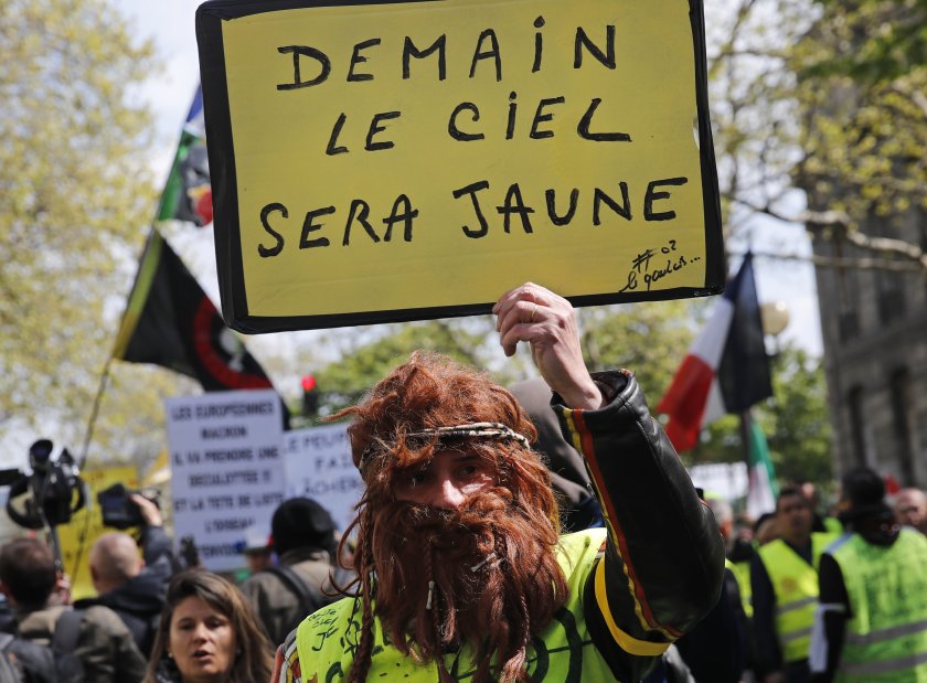 30 000 „жълти жилетки“ гневни във Франция