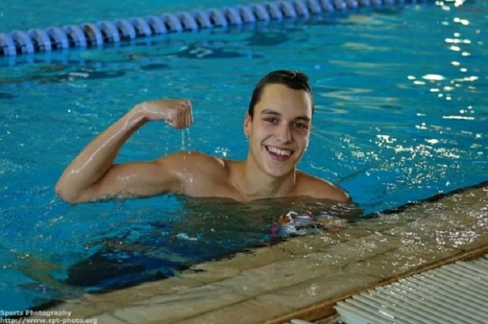 16-годишен славист със злато и рекорд по плуване