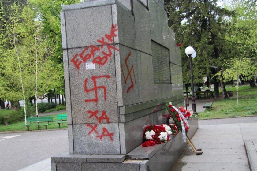 Издирват кой нашари със свастики съветския паметник в Стара Загора