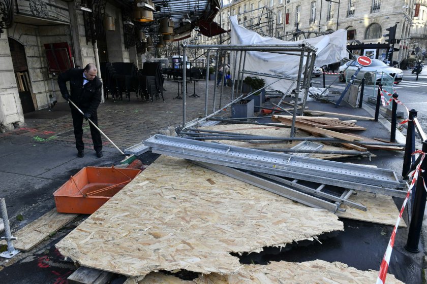 Буря остави без ток 140 000 домакинства във Франция (СНИМКИ)
