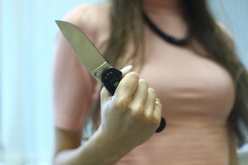 Обвиниха дамата, забила нож в шията на мъжа си във Враца