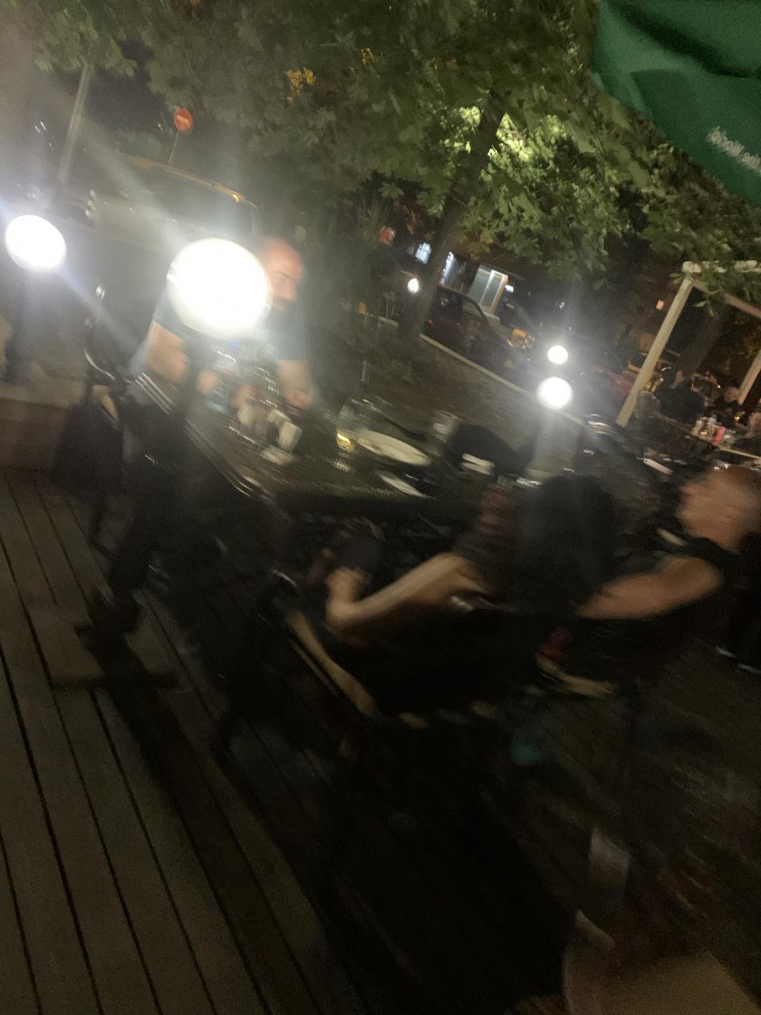 По късна доба снощи, в скромно заведение в китен столичен