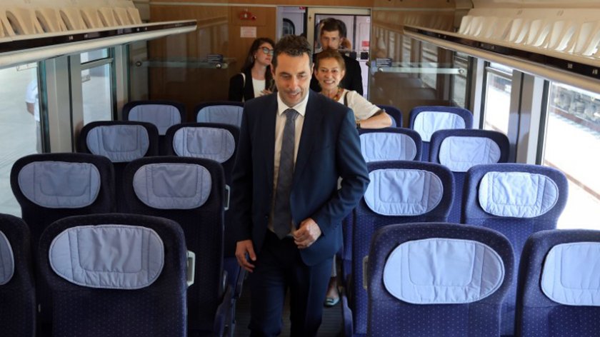 Гвоздейков се изфука с „новите“ вагони на БДЖ