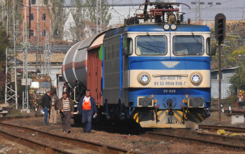 Товарен влак помете кола на жп прелез край Русе