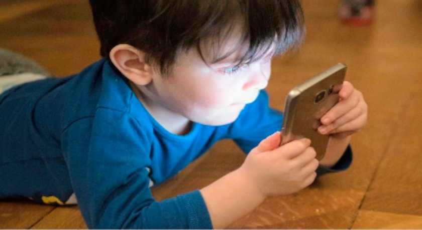 Учените: Никога не давайте телефон на детето, когато реве