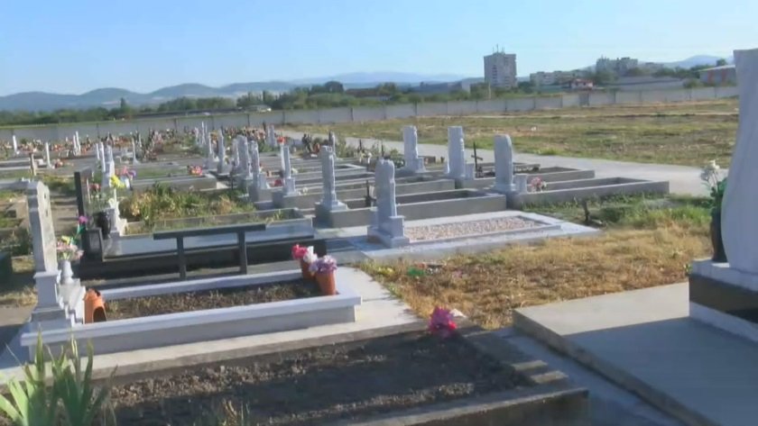 Малолетни вандали са изпотрошили гробището в Нова Загора. Разбити и