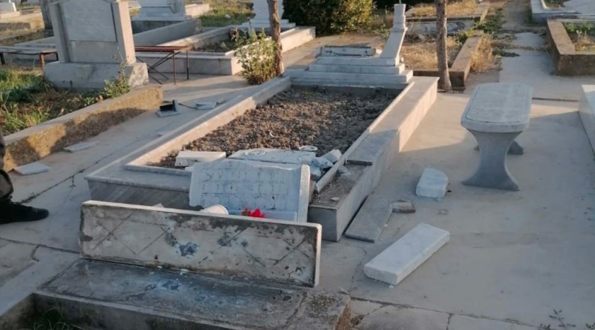 Изродщина: Малолетни поругаха гробищата в Нова Загора