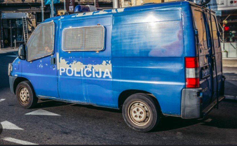 Простреляха сръбски жандармерист с арбалет пред посолството на Израел в Белград