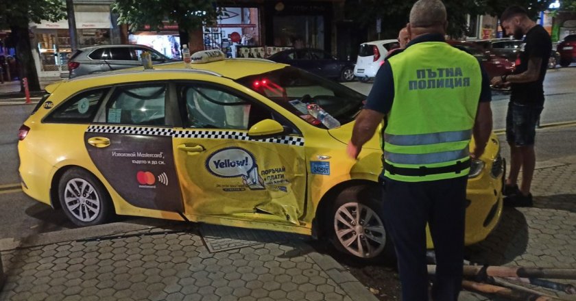 Такси навлезе във велоалея и отнесе едно от дръвчетата на