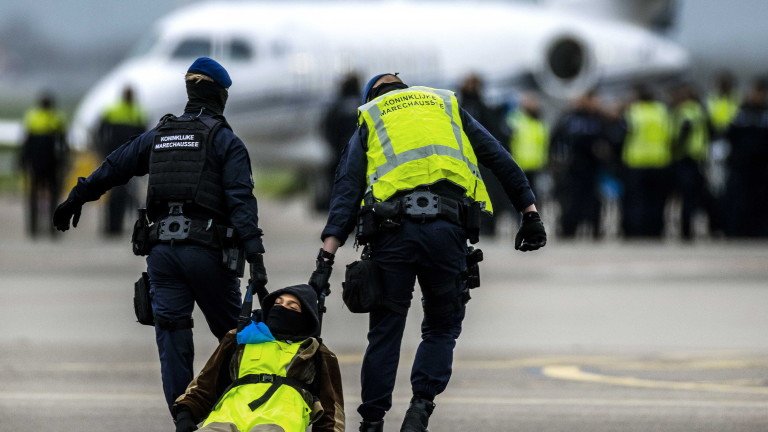 27 екоактивисти задържани, преди да блокират летища на Острова 