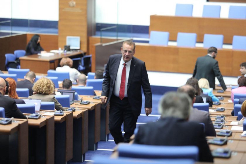 17 депутати от ДПС, начело със съпредседателя Джевдет Чакъров, написаха