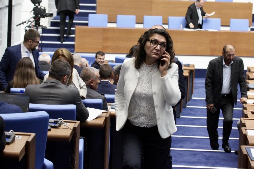Депутатите няма да ходят в запас, не могат да приемат подаръци 
