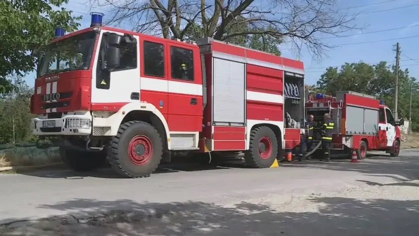 Голям пожар гори в района между селата Розино и Кърнаре