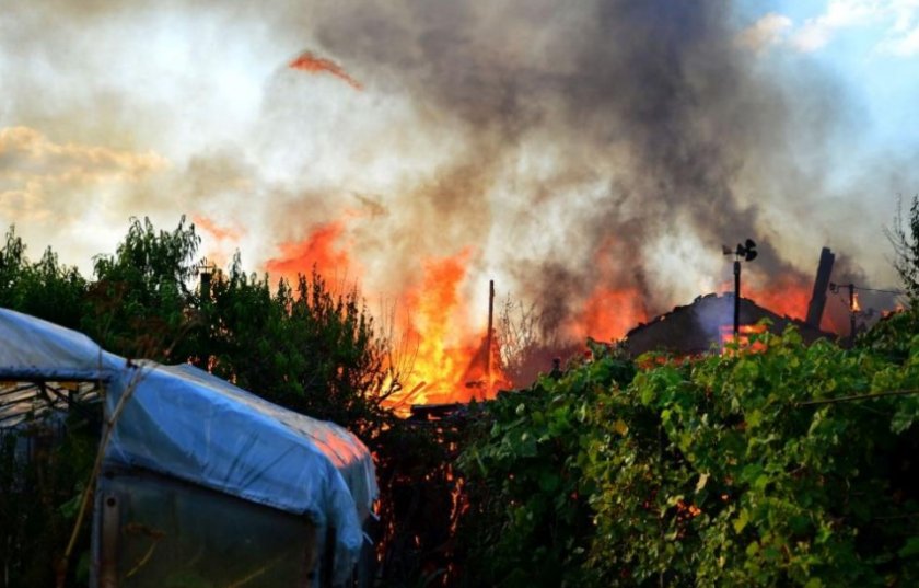 13 къщи и 6 коли изгоряха днес в огнените стихии