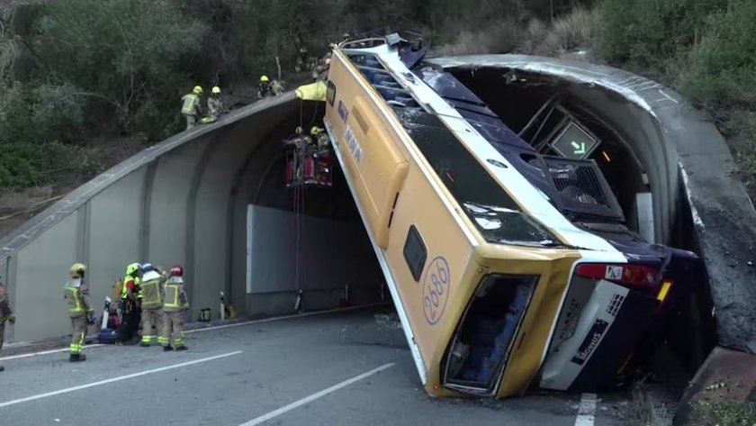 Зрелищна автобусна катастрофа край Барселона, има ранени