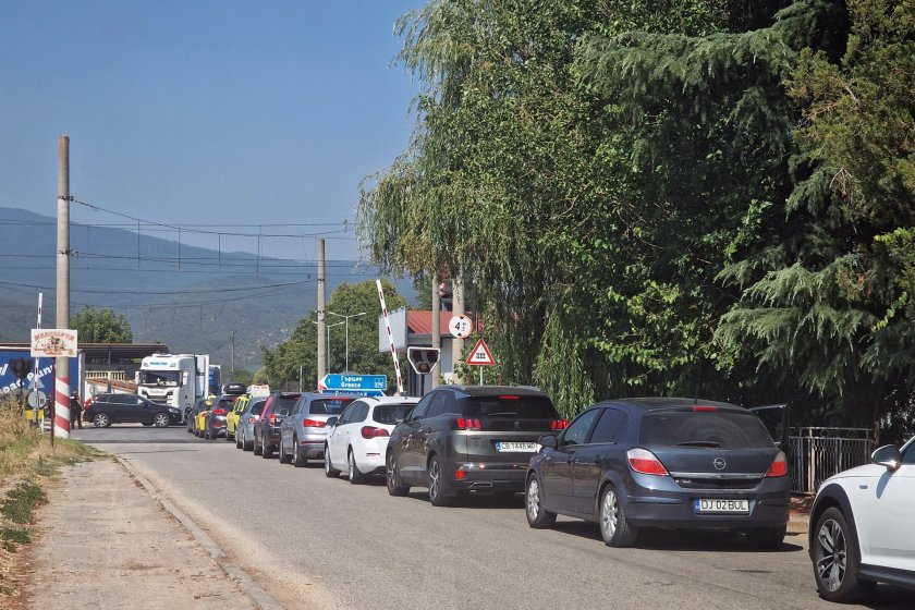 Близо 3-километрова колона от автомобили се изви на граничен пункт