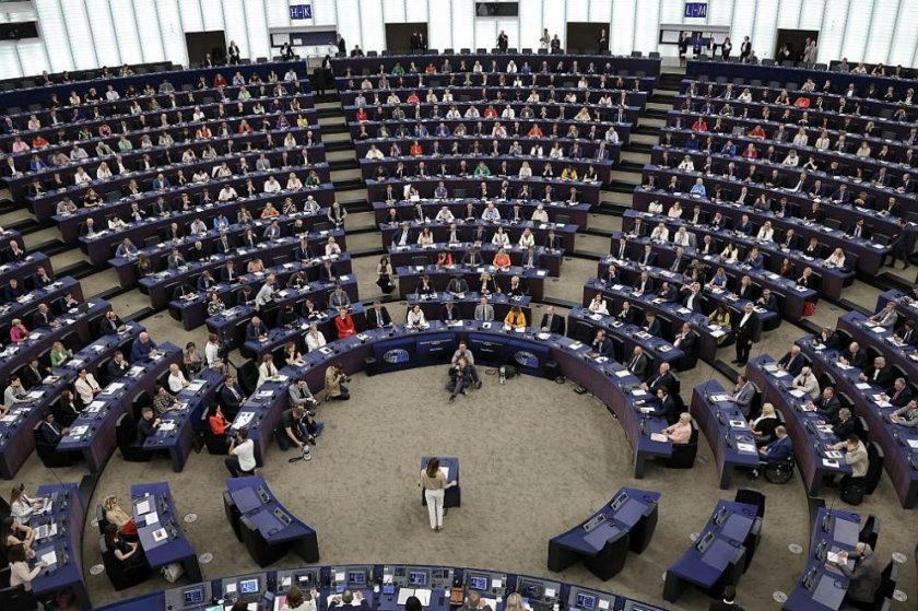Първа сесия на ЕП: Най-младият евродепутат е на 23 години, най-възрастният – на 77
