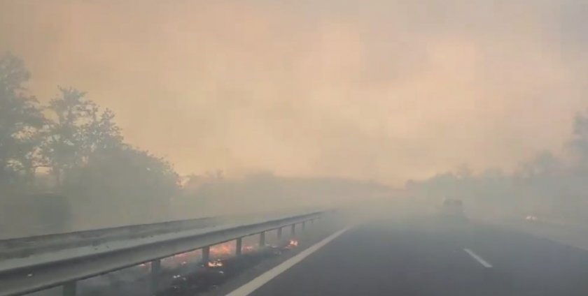 На 15 км. от изхода на Варна горят сухи треви,