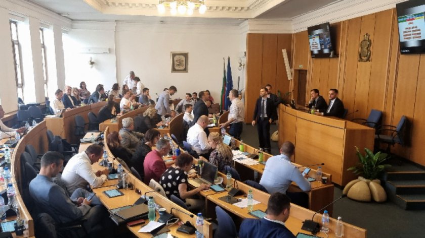 С гласовете на ГЕРБ-СДС, БСП, Има такъв народ, ВМРО и