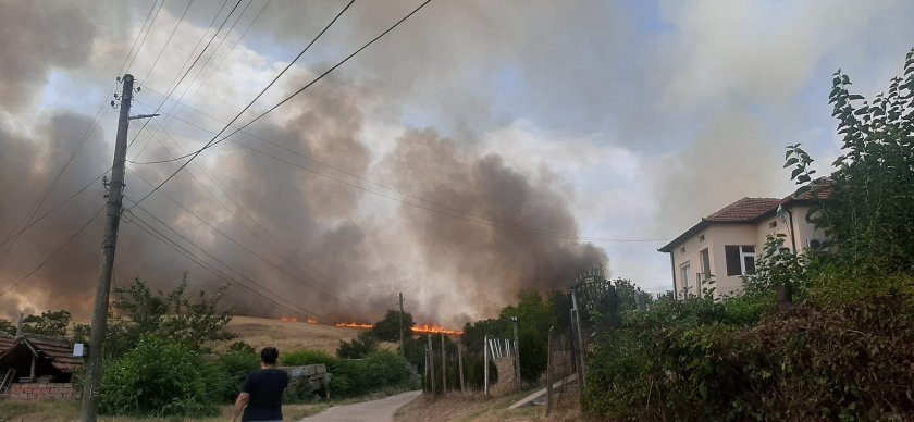 Силен пожар гори в свищовското село Ореш. Огънят е тръгнал