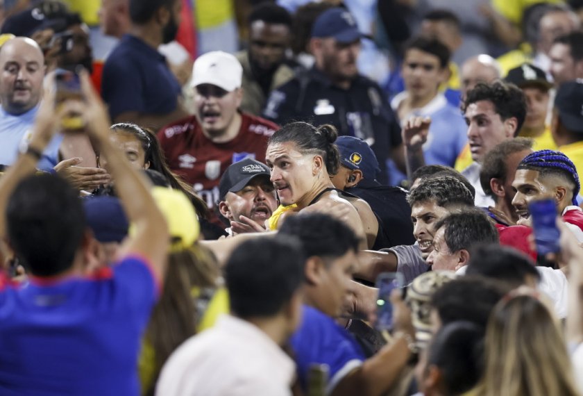 Като в Перник: Футболисти и фенове се млатиха на Копа Америка