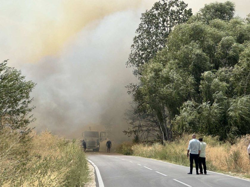 Голям пожар се разрази и край Карлово, затвориха пътища (СНИМКИ)