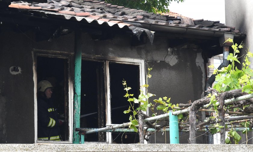 67-годишен мъж е приет в болница с изгаряния след взрив на