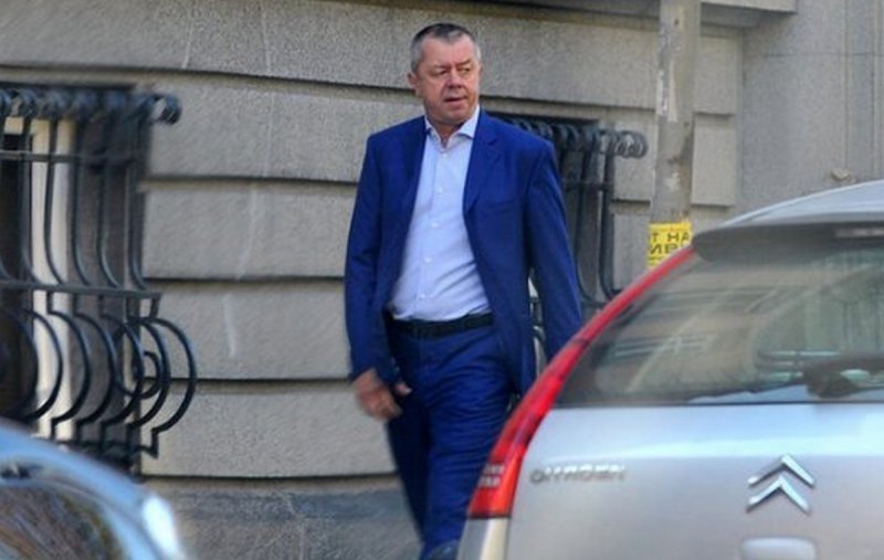 Освен, че дължи над 38 млн.лв. през енергофирмата фирмата си