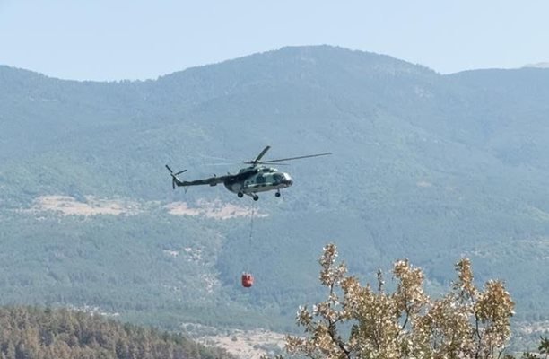 И през изминалата нощ усилията за справяне с пожара продължиха,