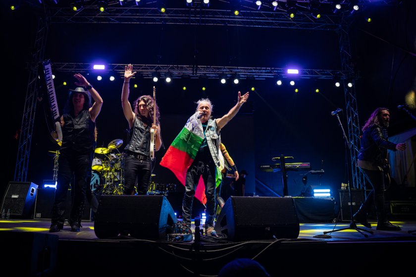 Брус Дикинсън пя с 5000 души в София и развя българския флаг (СНИМКИ)