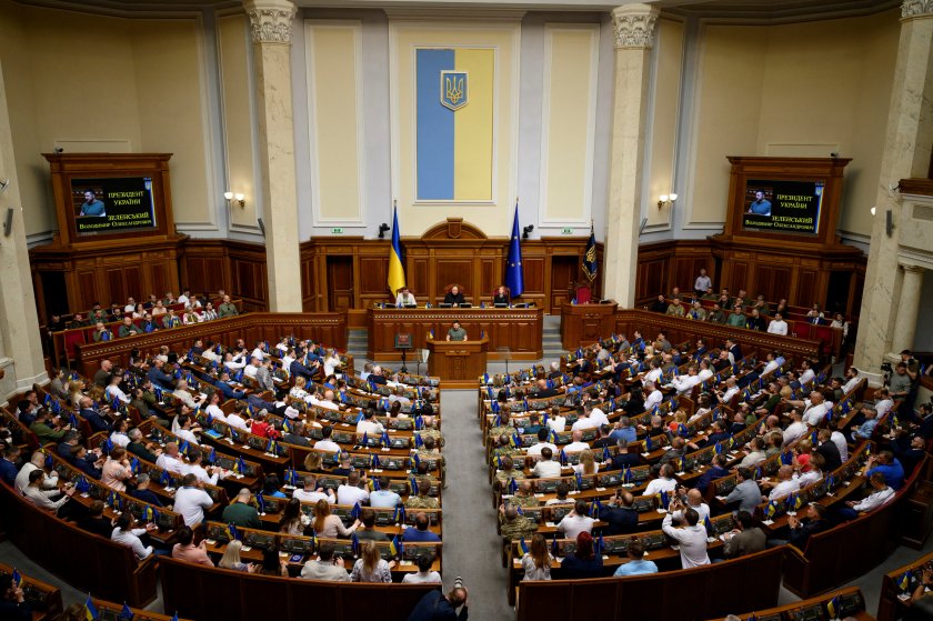 Украйна обмисля да спре плащанията по външния дълг