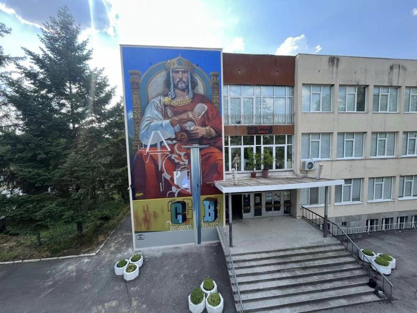 Насимо нарисува цар Симеон Велики на фасадата на училище в Търговище